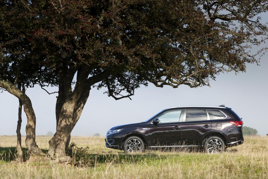  Mitsubishi Outlander PHEV Juro 2016 года  (UK) (фото 46 из 46)